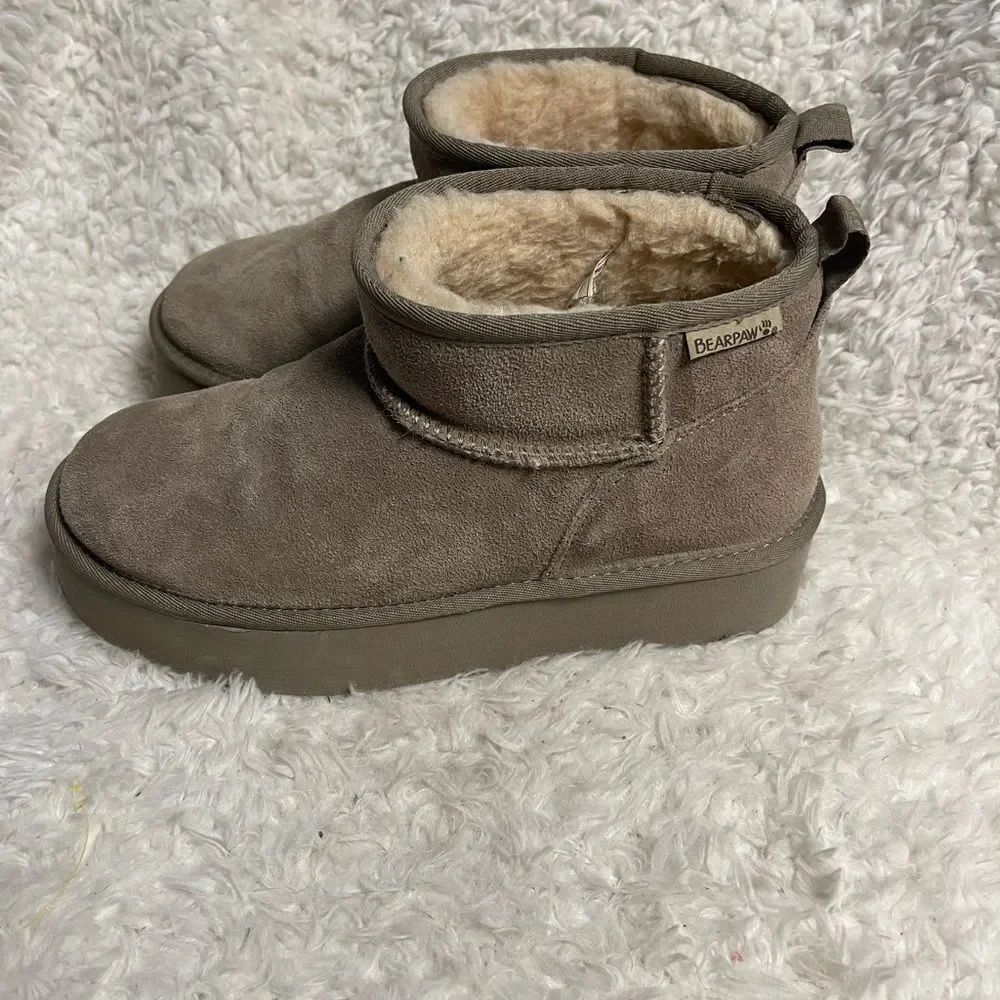 BEARPAW
WOMENS RETRO SHORTY LEATHER SUEDE TAUPE PLATFORM FUR BOOT SZ10